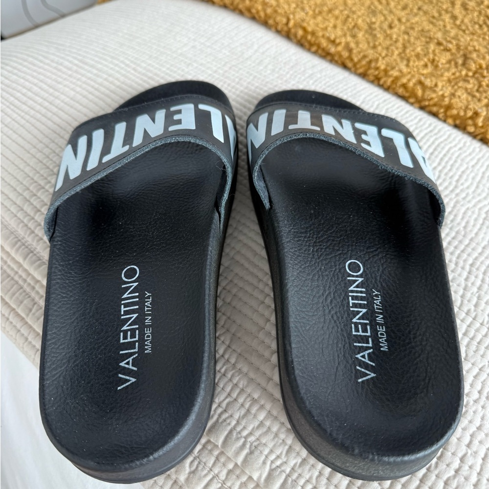 NIB Authentic Valentino Gaia Logo Sandals
